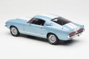 Ford Mustang Shelby GT500 Svetlomodra Metalik Z Belimi Črtami AUTOart 1:18 72907 Kovina – slika 7 od 8