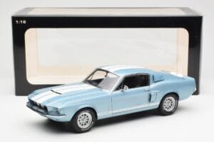 Ford Mustang Shelby GT500 Svetlomodra Metalik Z Belimi Črtami AUTOart 1:18 72907 Kovina – slika 8 od 8