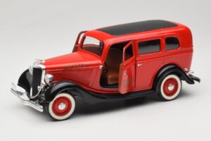 Ford Sedan Rdeč Solido 1:18 8066 Kovina – slika 2 od 8