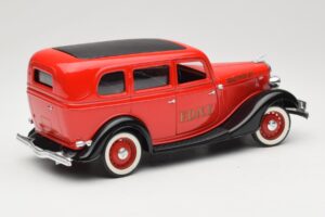 Ford Sedan Rdeč Solido 1:18 8066 Kovina – slika 3 od 8