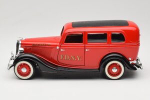 Ford Sedan Rdeč Solido 1:18 8066 Kovina – slika 4 od 8