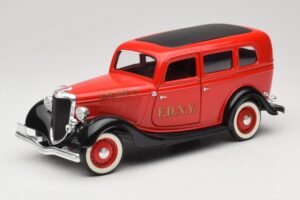 Ford Sedan Rdeč Solido 1:18 8066 Kovina