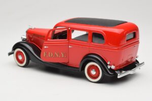 Ford Sedan Rdeč Solido 1:18 8066 Kovina – slika 5 od 8