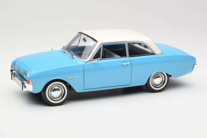 Ford Taunus 17M P2 Modra Revell 1:18 08817 Kovina