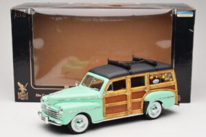 Ford Woody Panel Wagon Metino Zelena Road Signature 1:18 20028 Kovina – slika 8 od 8