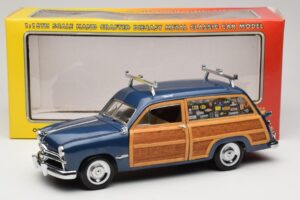 Ford Woody Station Wagon Bayview Blue Surf Shop Motor City 1:18 60002 Kovina – slika 8 od 8