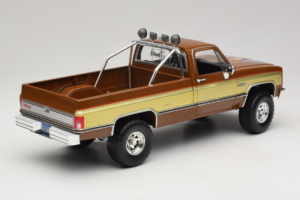 GMC K-2500 Sierra Grande Rjav GreenLight 1:18 13560 Kovina – slika 3 od 8