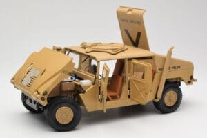 Hummer H1 AM General Military Police Exoto 1:18 01801 Kovina – slika 2 od 8