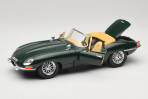 Jaguar E-Type Kabriolet Zelen Bburago 1:18 3026 Kovina – slika 2 od 8