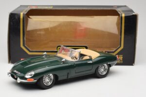 Jaguar E-Type Series 1 Roadster Zelen Bburago 1:18 3018-M5 Kovina – slika 8 od 8