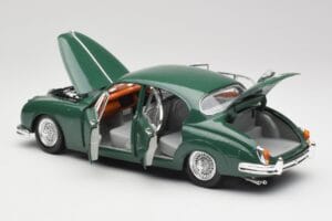 Jaguar Mark II British Racing Zelena & Modra Notranjost Maisto 1:18 59001 Kovina – slika 5 od 8