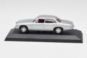 Jaguar XJ12 Series II Srebrn Minichamps 1:43 400130401 Kovina