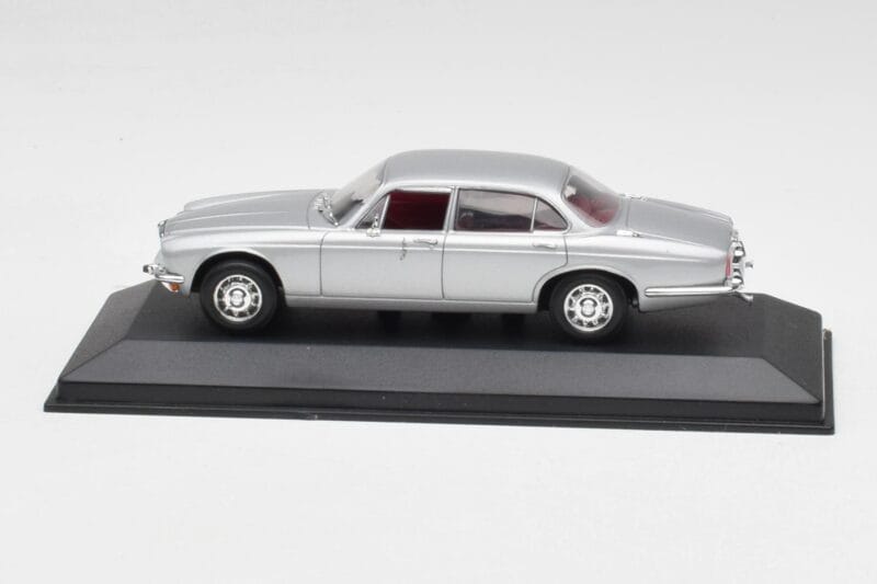 Jaguar XJ12 Series II Srebrn Minichamps 1:43 400130401 Kovina