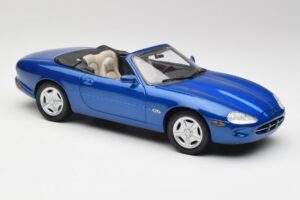Jaguar XK8 X100 Kabriolet Azure Modra Maisto 1:18 50286 Kovina – slika 6 od 8