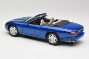 Jaguar XK8 X100 Kabriolet Azure Modra Maisto 1:18 50286 Kovina – slika 7 od 8