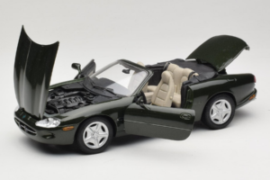 Jaguar XK8 Green Metallic Svetlo Siva Notranjost Maisto 1:18 31836 Kovina – slika 2 od 8