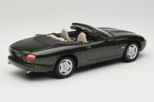 Jaguar XK8 Green Metallic Svetlo Siva Notranjost Maisto 1:18 31836 Kovina – slika 3 od 8