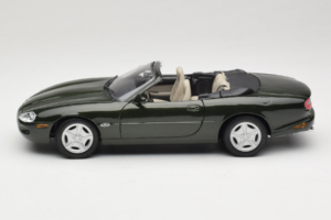 Jaguar XK8 Green Metallic Svetlo Siva Notranjost Maisto 1:18 31836 Kovina – slika 4 od 8