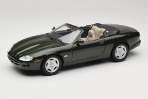 Jaguar XK8 Green Metallic Svetlo Siva Notranjost Maisto 1:18 31836 Kovina