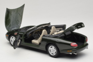Jaguar XK8 Green Metallic Svetlo Siva Notranjost Maisto 1:18 31836 Kovina – slika 5 od 8