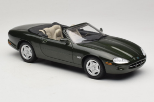 Jaguar XK8 Green Metallic Svetlo Siva Notranjost Maisto 1:18 31836 Kovina – slika 6 od 8