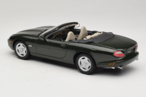 Jaguar XK8 Green Metallic Svetlo Siva Notranjost Maisto 1:18 31836 Kovina – slika 7 od 8