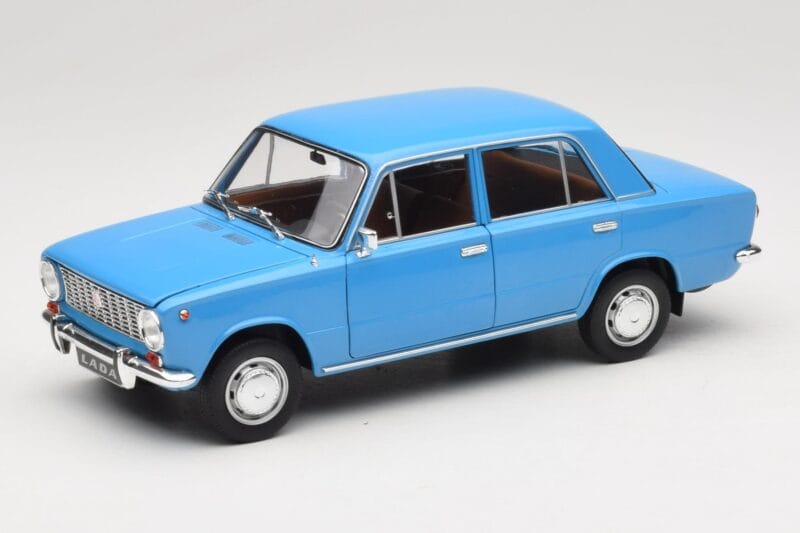 Lada 1200 2101 Moder IXO 1:18 18CMC204OP Kovina