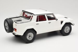 Lamborghini LM002 Bela Kyosho 1:18 GTS18508W Smola – slika 2 od 6