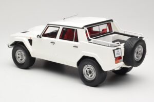 Lamborghini LM002 Bela Kyosho 1:18 GTS18508W Smola – slika 5 od 6