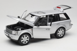 Land Rover Range Rover L322 Srebrna Welly 1:18 12536W Kovina – slika 2 od 8