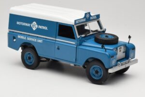Land Rover Series III 109 Soft Top Motorway Patrol Modra Eagles Race 1:18 4403 Kovina – slika 6 od 8