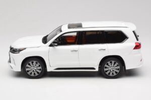 Lexus LX570 J200 Bel LCD 1:18 LCD18010-WH Kovina – slika 4 od 8