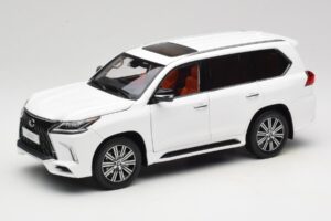 Lexus LX570 J200 Bel LCD 1:18 LCD18010-WH Kovina
