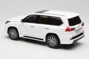 Lexus LX570 J200 Bel LCD 1:18 LCD18010-WH Kovina – slika 7 od 8