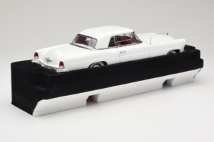 Lincoln Continental Mark II Bela Road Signature 1:18 20078-P1 Kovina – slika 2 od 6