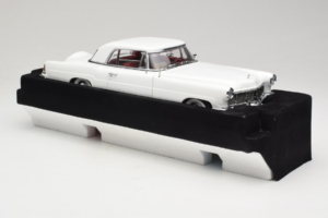 Lincoln Continental Mark II Bela Road Signature 1:18 20078-P1 Kovina – slika 4 od 6