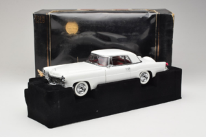 Lincoln Continental Mark II Bela Road Signature 1:18 20078-P1 Kovina – slika 6 od 6
