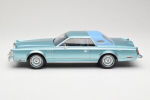Lincoln Continental Mark V Blue Metallic MCG 1:18 MCG18369 Kovina – slika 3 od 6