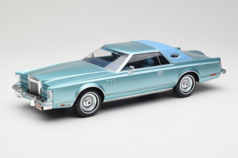 Lincoln Continental Mark V Blue Metallic MCG 1:18 MCG18369 Kovina