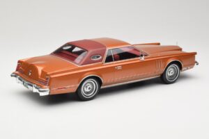 Lincoln Continental Mark V Crystal Apricot Metallic MCG 1:18 MCG18370 Kovina – slika 2 od 6