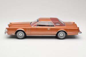 Lincoln Continental Mark V Crystal Apricot Metallic MCG 1:18 MCG18370 Kovina – slika 3 od 6