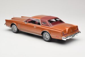Lincoln Continental Mark V Crystal Apricot Metallic MCG 1:18 MCG18370 Kovina – slika 5 od 6