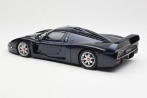 Maserati MC12 Road Car Modra Metallic AUTOart 1:18 75802 Kovina – slika 7 od 8
