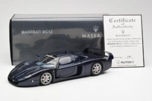 Maserati MC12 Road Car Modra Metallic AUTOart 1:18 75802 Kovina – slika 8 od 8