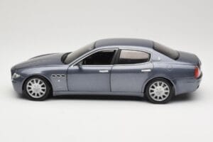Maserati Quattroporte Blue Metallic Hot Wheels 1:18 B7003 Kovina – slika 4 od 8
