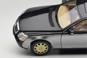 Maybach 57 SWB Caspian Black Himalayas Grey AUTOart 1:18 76151 Kovina – slika 8 od 9