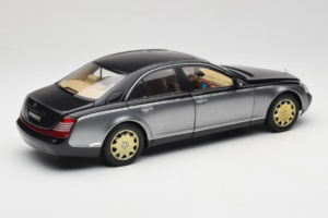 Maybach 57 SWB Caspian Black Himalayas Grey AUTOart 1:18 76151 Kovina – slika 3 od 9