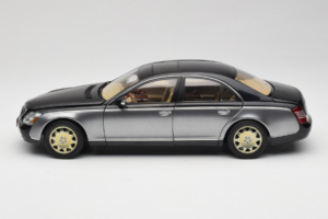 Maybach 57 SWB Caspian Black Himalayas Grey AUTOart 1:18 76151 Kovina – slika 4 od 9