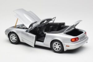 Mazda MX-5 Miata NA Highlight Srebrna Gate 1:18 1015 Kovina – slika 5 od 8