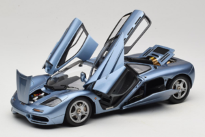 McLaren F1 Moder LCD 1:18 LCD18014-BU Kovina – slika 2 od 8